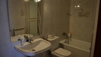 Een bad, een haardroger, een bidet, handdoeken