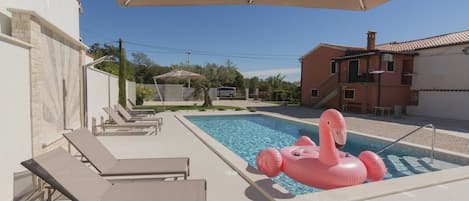 Una piscina al aire libre