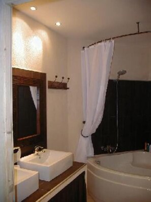 Baignoire, sèche-cheveux, serviettes fournies, papier toilette