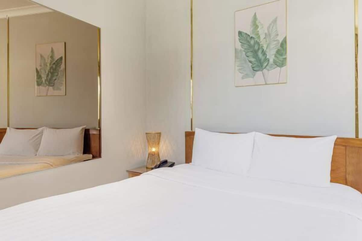 Free minibar, desk, laptop workspace, free WiFi