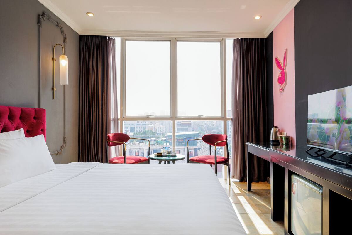 Free minibar, desk, laptop workspace, free WiFi
