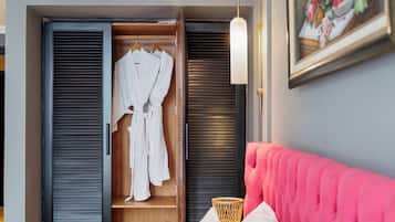 Minibar con artículos gratuitos y escritorio