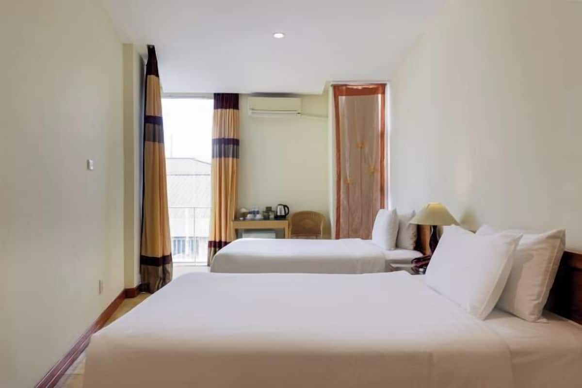 Free minibar, desk, laptop workspace, free WiFi