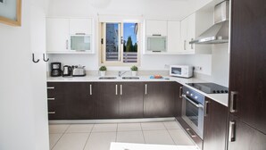Cafetera/tetera, refrigerador, microondas, horno
