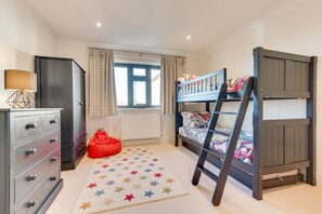 4 bedrooms, iron/ironing board, free WiFi, bed sheets
