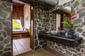Triple Bungalow with Kitchen | Bathroom | Shower, hydromassage showerhead, free toiletries, hair dryer - Maison du Vietnam Resort & Spa (Phu Quoc)