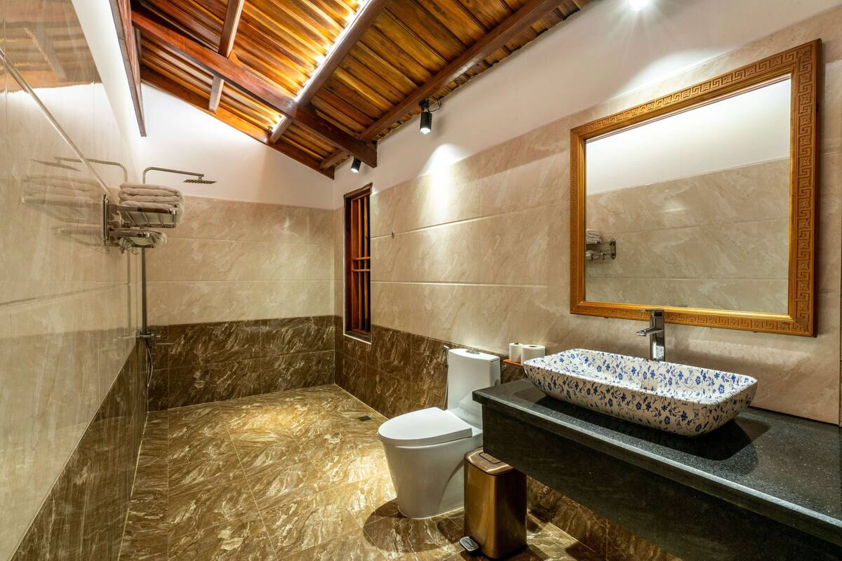 Douche, douche hydromassante, articles de toilette gratuits