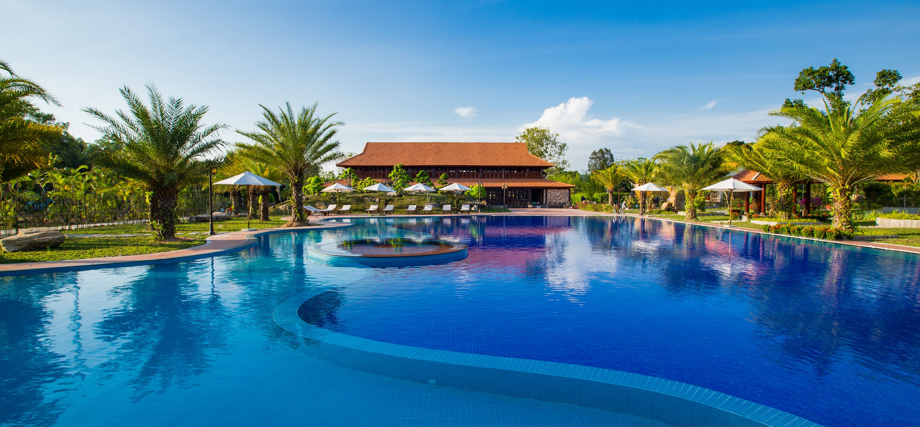 Outdoor pool, open 6:00 AM to 10:00 PM, free pool cabanas