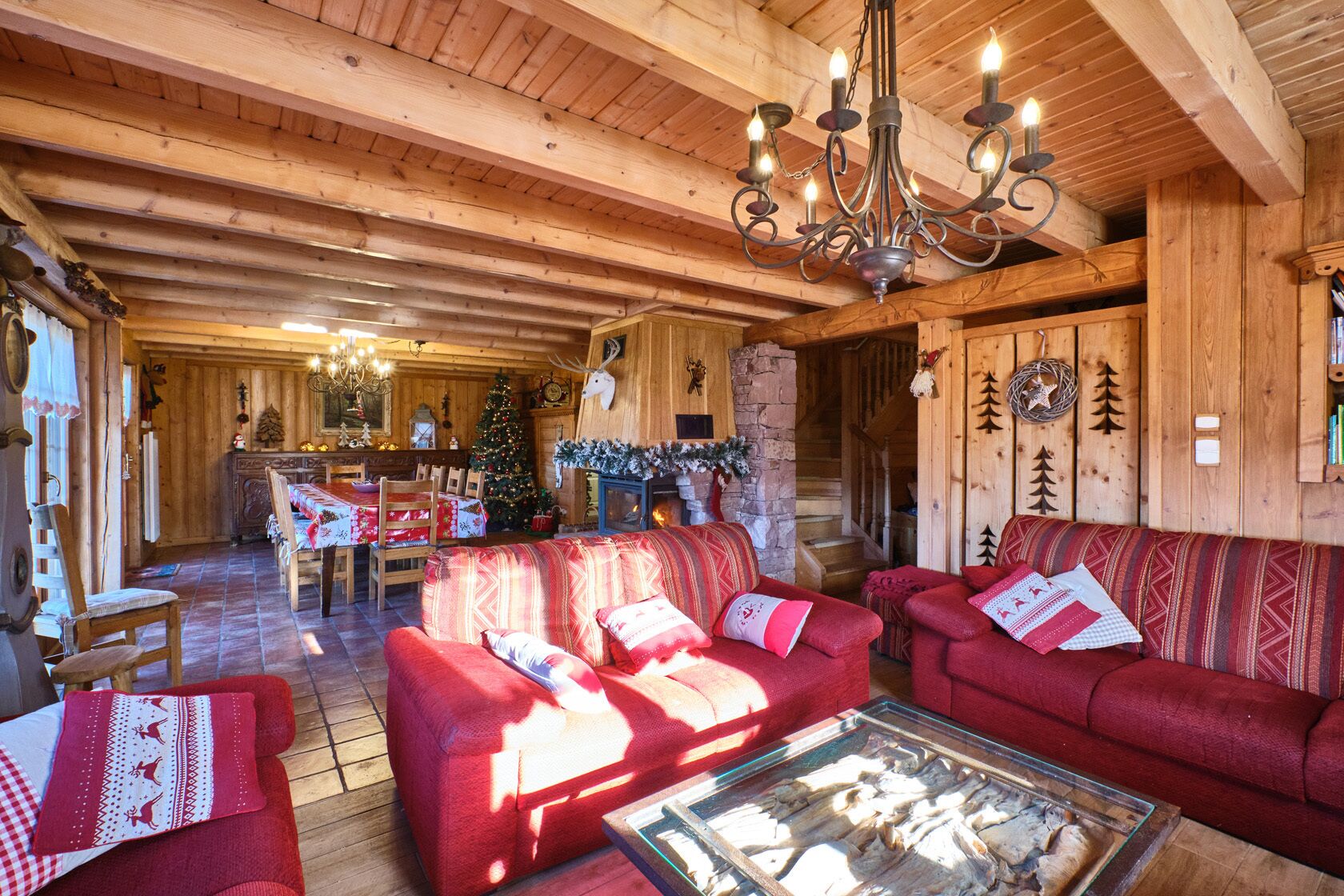 Fernseher, Kamin, DVD-Player, Bücher