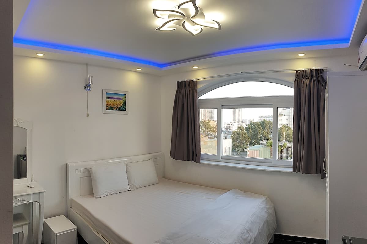 VIP Room, City View | Down duvets, minibar, desk, soundproofing