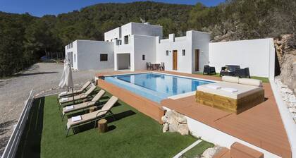 HOUSE SURROUNDED BY NATURE WITH STUNNING VIEWS