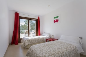4 bedrooms, in-room safe, iron/ironing board, WiFi - HOUSE SURROUNDED BY NATURE WITH STUNNING VIEWS (Ibiza)