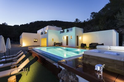 HOUSE SURROUNDED BY NATURE WITH STUNNING VIEWS