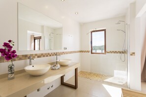 Dusj, hårføner, håndklær og såpe