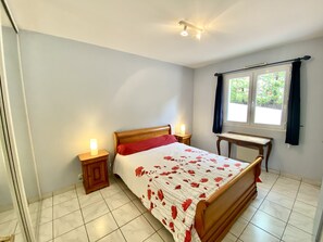 5 bedrooms, iron/ironing board, free WiFi, bed sheets