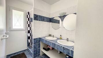 Shower, towels
