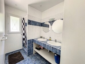 Shower, towels