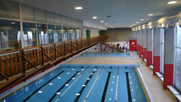 An indoor swimming pool with lanes, wooden railings, and benches along the sides. - A comfortable vacation in Aprica - Cable car and swimming pool 100 meters away (Aprica)