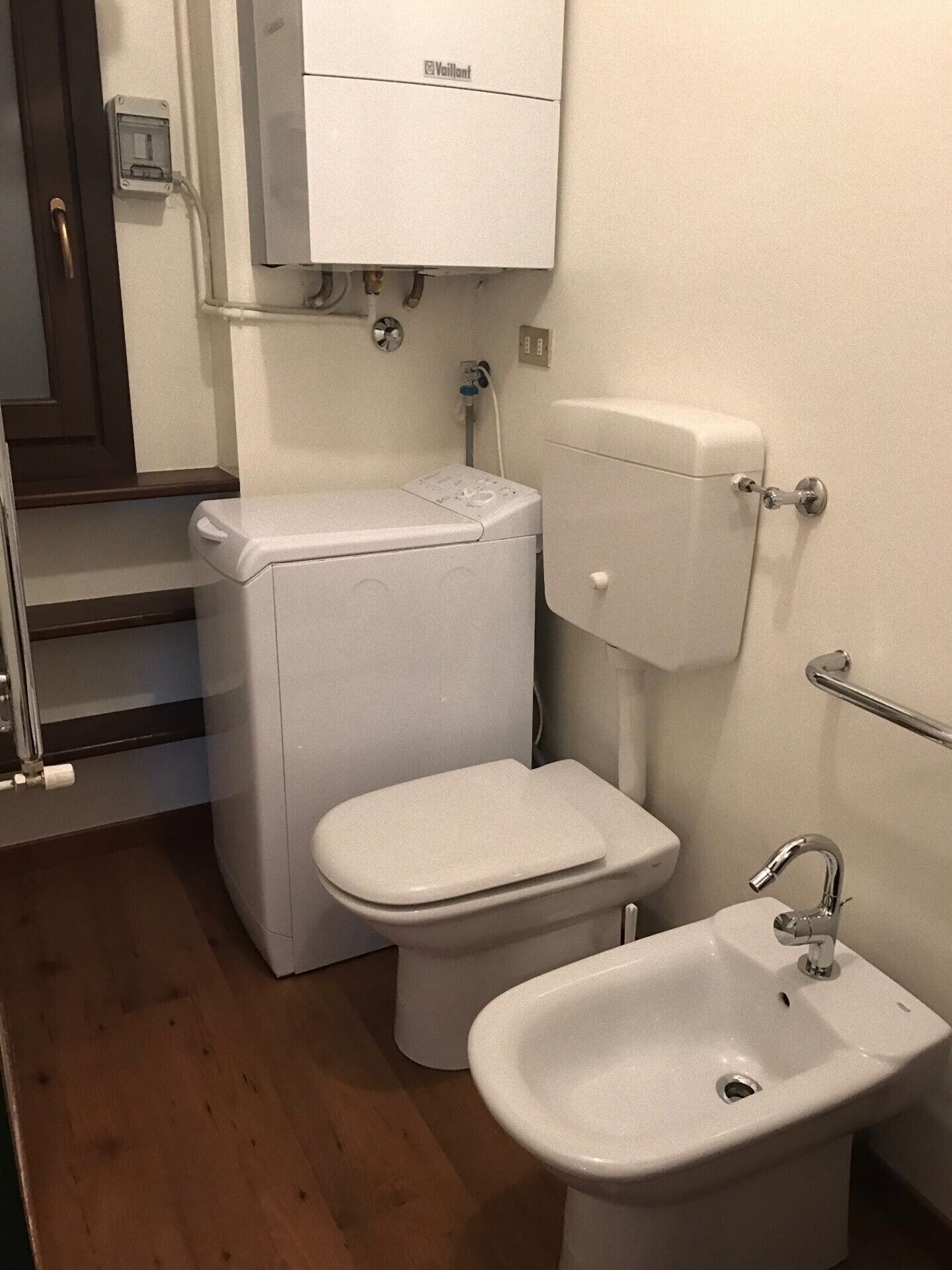 Ein kleines Badezimmer mit Toilette, Bidet und Waschbecken.