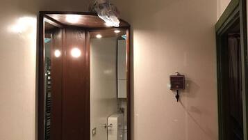 Regadera, secadora de cabello, bidet, papel de baño