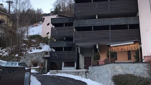 A multi-story parking garage with a sign reading "RESIDENCE PRATI AL FORNO". - A comfortable vacation in Aprica - Cable car and swimming pool 100 meters away (Aprica)