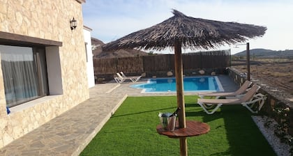 VILLA EL VALLE / GECLIMATISEERD ZWEMBAD / WIFI / BARBECUE. ETC ..  