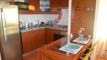 Køleskab, mikrobølgeovn, ovn, brødrister