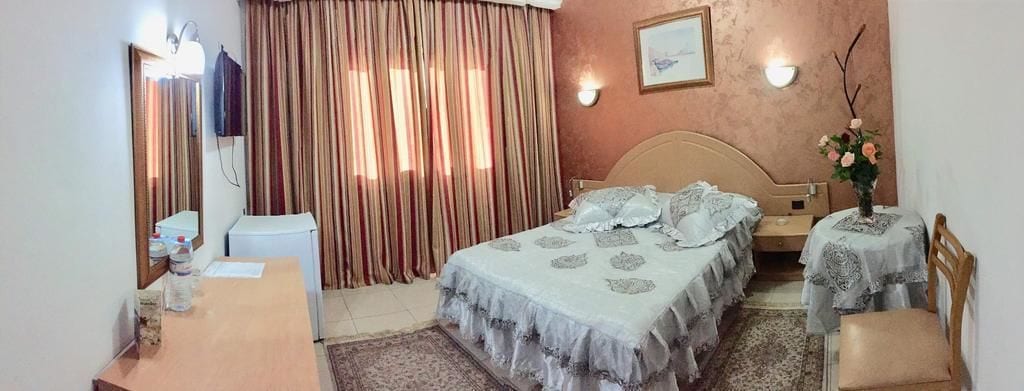 Escritorio, cortinas blackout y wifi gratis 
