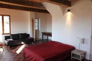 3 chambres, fer et planche à repasser, Wi-Fi gratuit, draps fournis