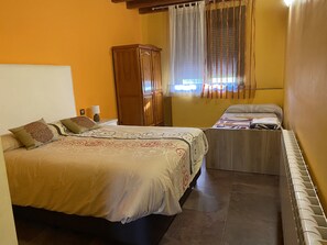 6 bedrooms, cots/infant beds, WiFi, bed sheets