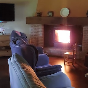 Smart-tv, een open haard en een dvd-speler