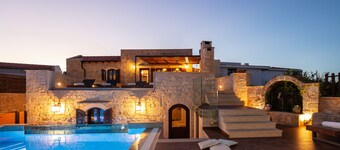 Superbe villa Rogdia avec piscine privée, à 2 minutes à pied des commodités locales