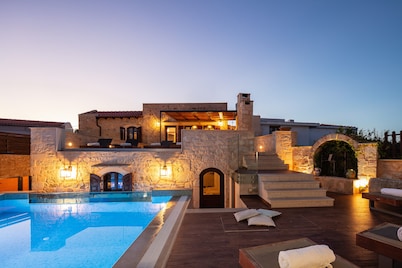 Superb villa Rogdia with heated pool, 2 minutes walking from local amenities