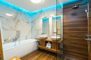 Shower, jetted tub, hair dryer, towels