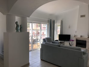 Smart-TV, DVD-spiller og stereoanlegg