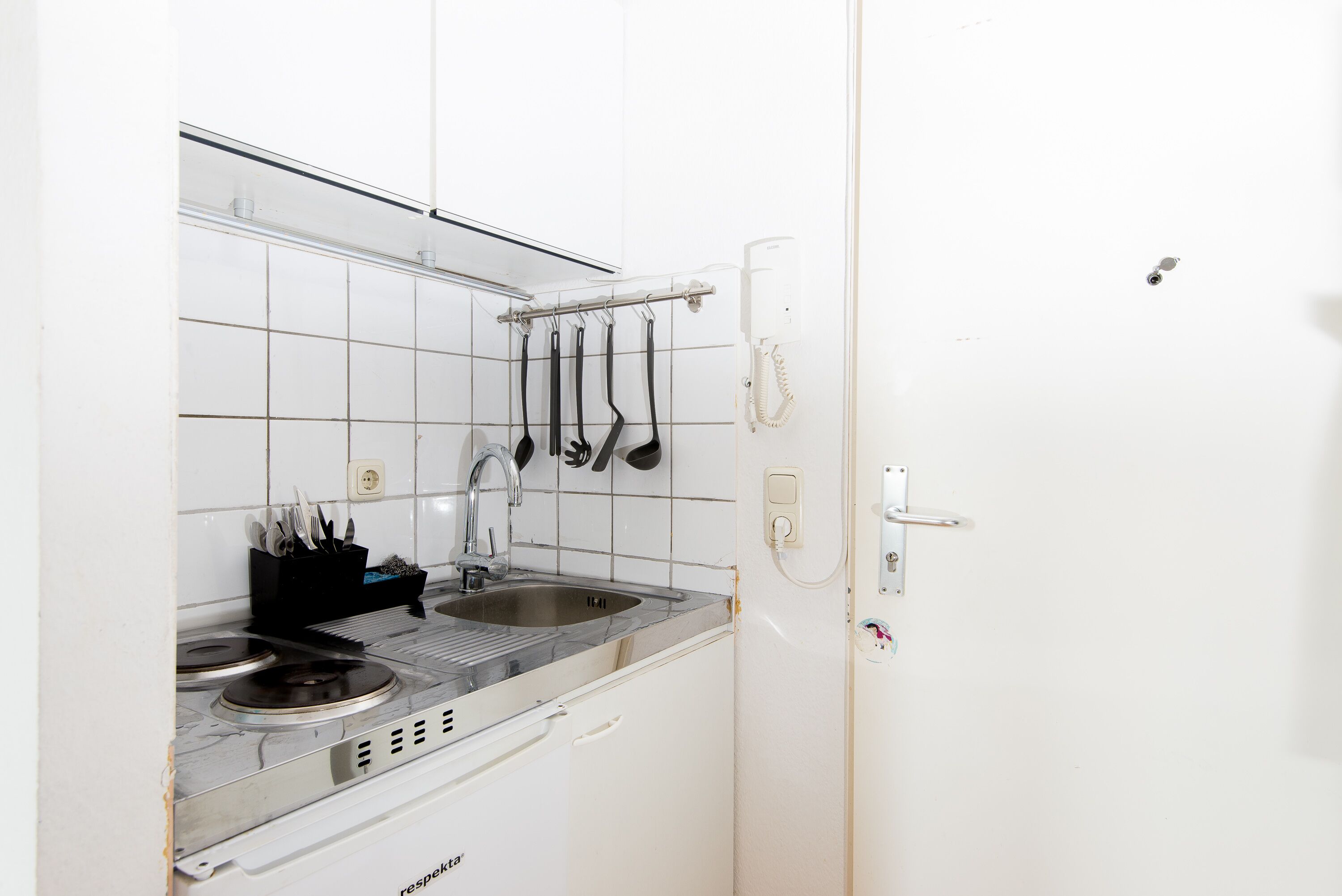 Fridge, cookware/dishes/utensils