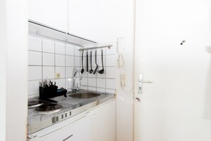 Fridge, cookware/dishes/utensils - Cozy appartemnt mit free parking  (Neckarau)