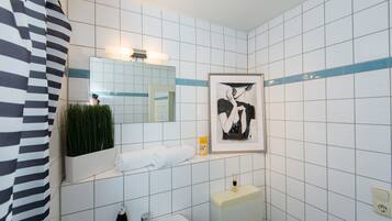 Toallas, jabón, papel de baño