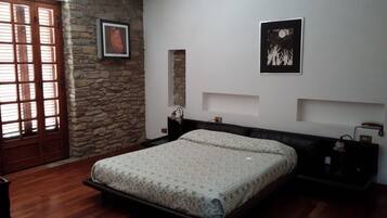 4 Schlafzimmer, Schreibtisch, Bügeleisen/Bügelbrett, kostenloses WLAN