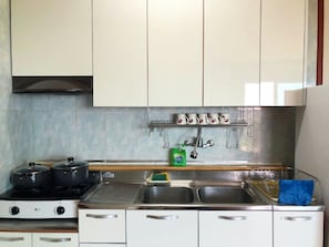Kühlschrank, Mikrowelle, Herdplatte, Wasserkocher