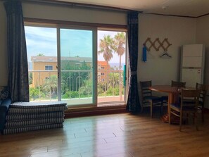 Superior Studio (20py) | Living area | Flat-screen TV - Haeansung Pension (Seogwipo)