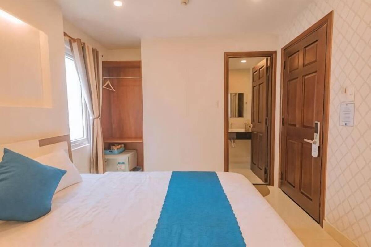 Minibar, desk, soundproofing, WiFi (free)