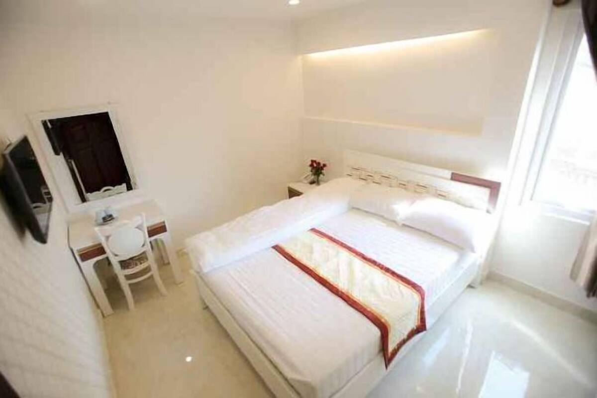 Minibar, desk, soundproofing, free WiFi