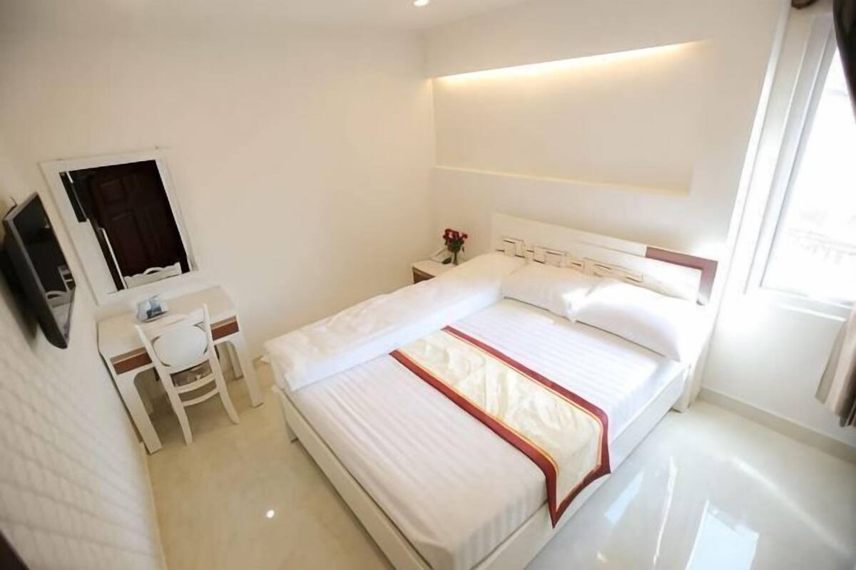 Minibar, desk, soundproofing, WiFi (free)