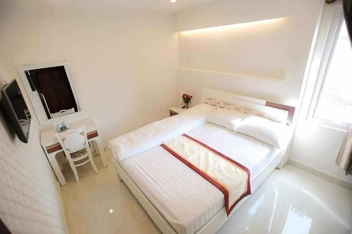 Minibar, desk, soundproofing, free WiFi