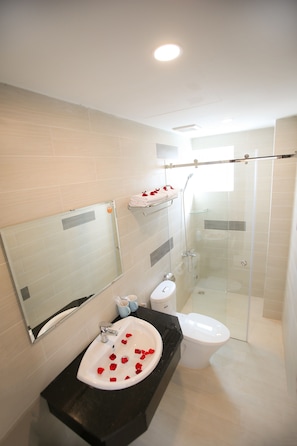 Room (Bed in 8-bed) | Bathroom | Shower, free toiletries, hair dryer, slippers - Thanh Thanh Hotel (Da Lat)