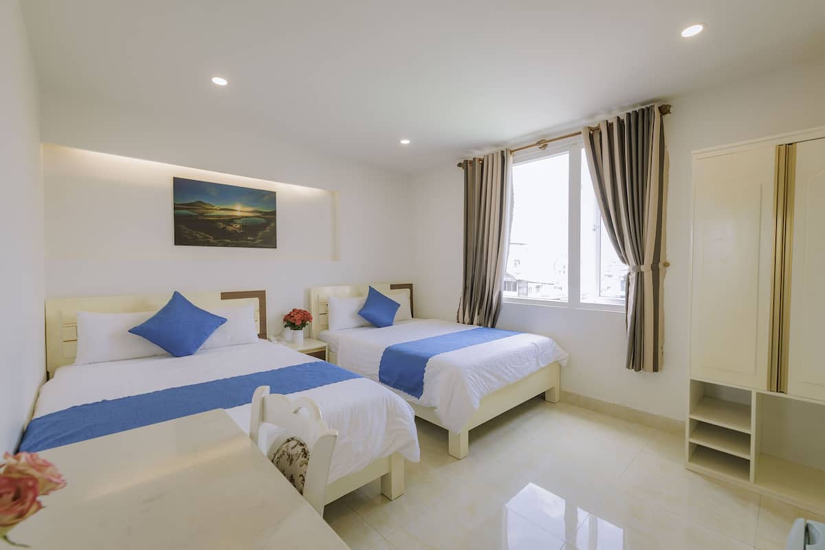 Deluxe Quadruple Room | Minibar, desk, soundproofing, free WiFi