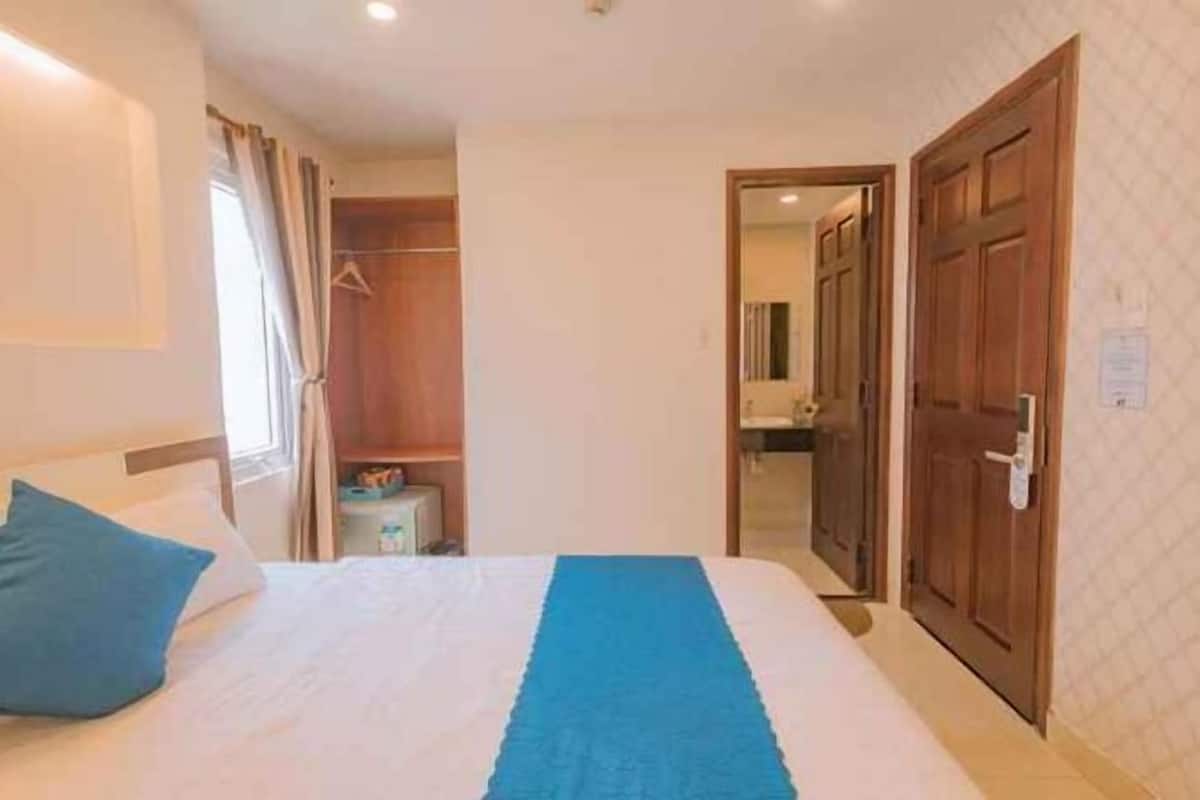 Minibar, desk, soundproofing, free WiFi