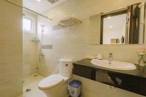 Superior Double Room | Bathroom | Shower, free toiletries, hair dryer, slippers - Thanh Thanh Hotel (Da Lat)