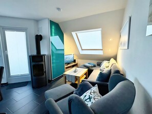 Fernseher, Kamin, Videospielkonsole, DVD-Player